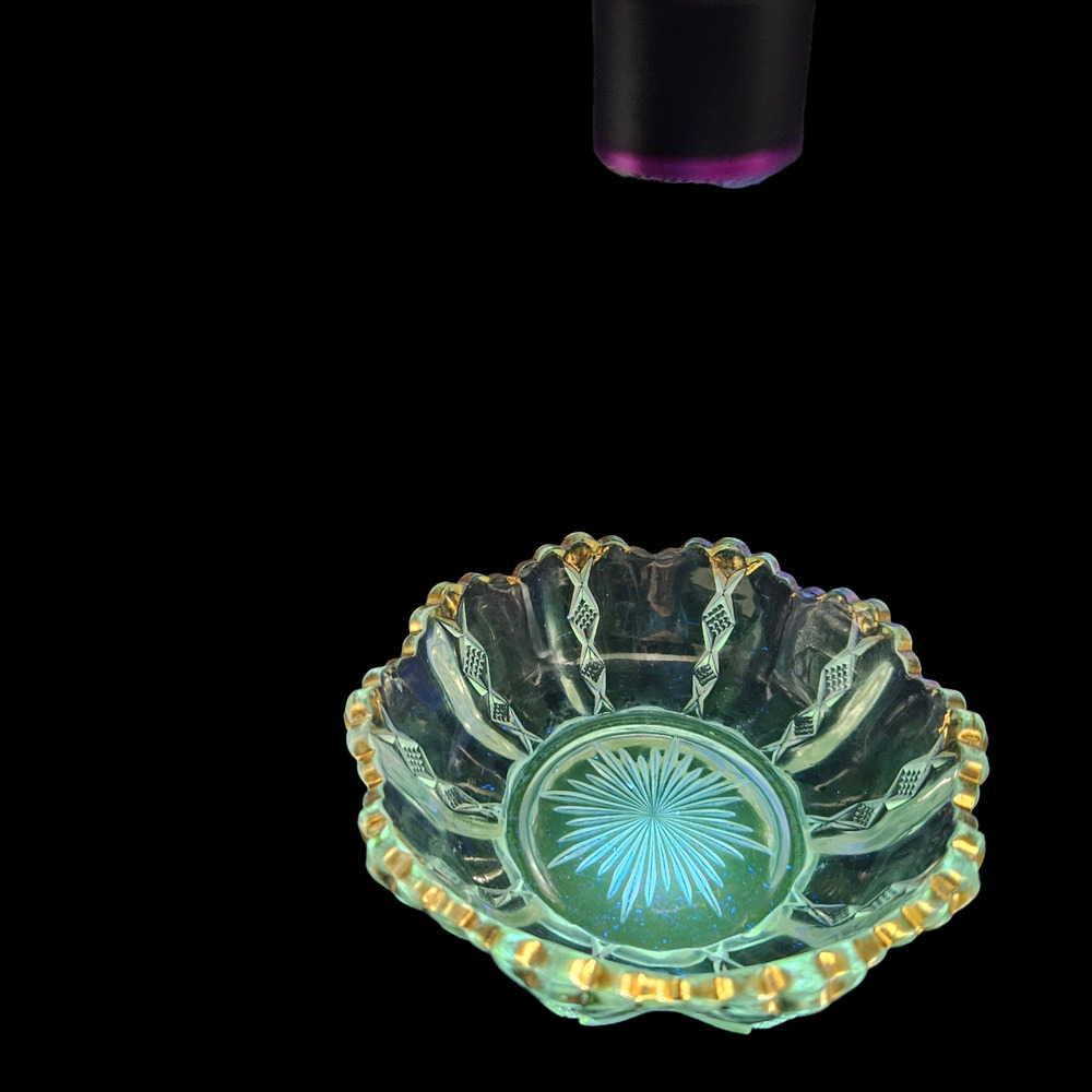 Vintage UV Reactive Glass Berry Bowls Gold Trim Set of 3 Scalloped